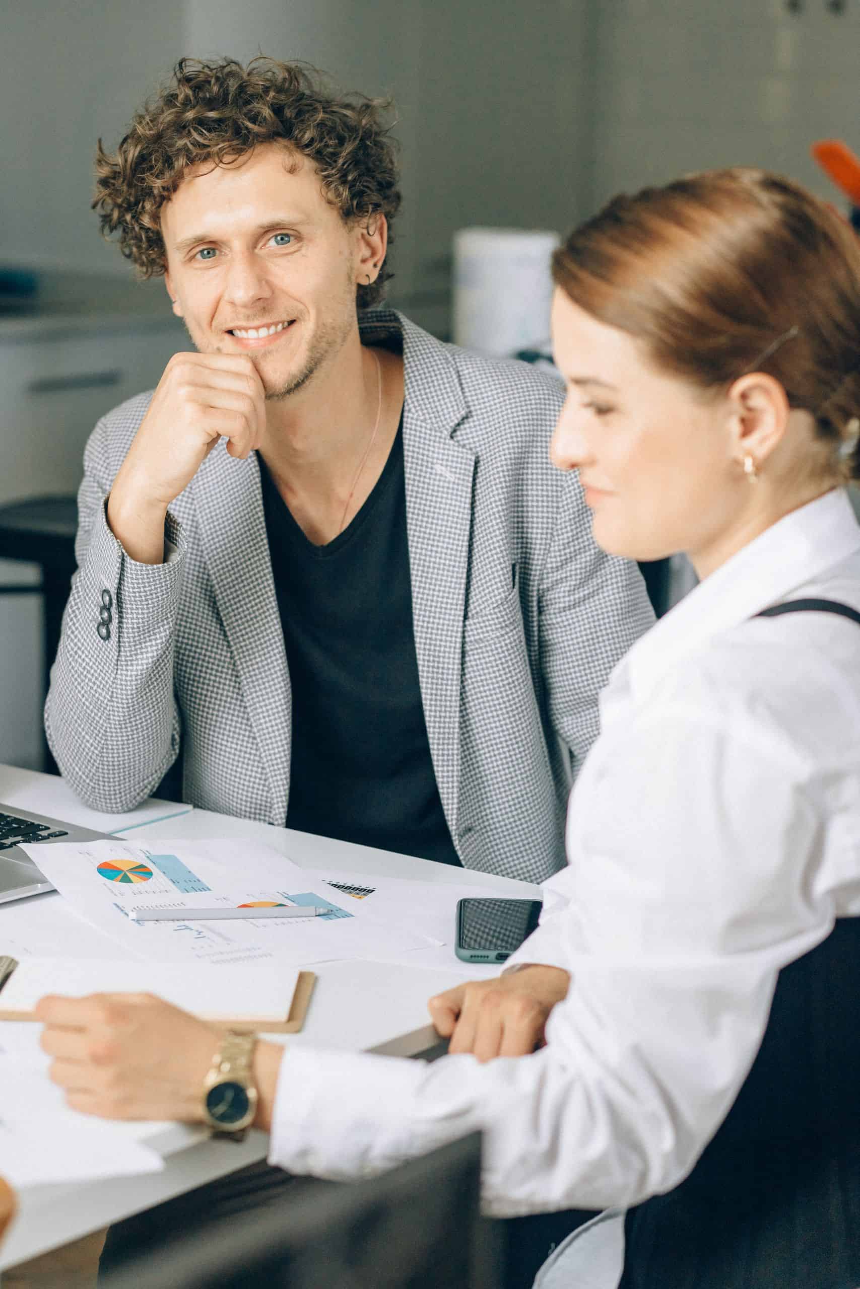 Zwei Personen im Gespräch bei einem Business-Meeting im Büro.